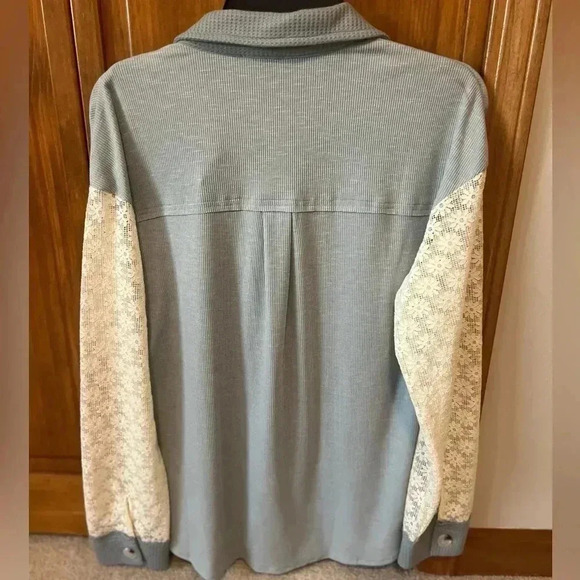 Hem & Thread Women’s Blue Button Down/Shacket With Lace Detail. NWT. Size Small - Picture 6 of 9